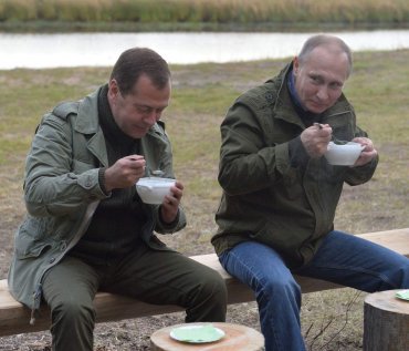 Путин с Медведевым на рыбалке: соцсети безумствуют