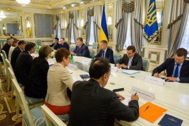 Порошенко призвал Запад не признавать выборы в Крыму