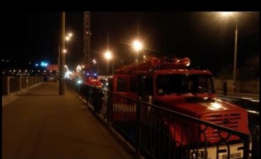 Пылающий Подольско-Воскресенский мост в Киеве не могли потушить из-за электриков