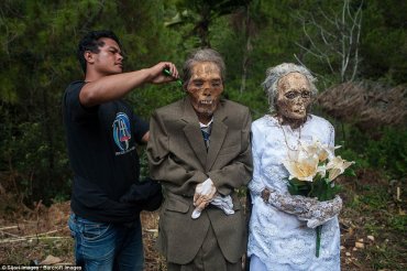 Жители Индонезии выкапывают трупы своих родственников