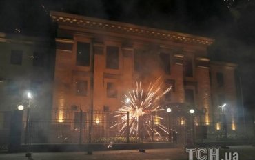 Посольство РФ в Киеве забросали петардами