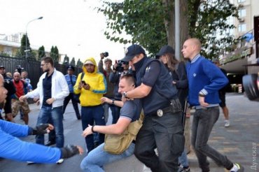 В Одессе «Правый сектор» подрался с полицией возле консульства РФ