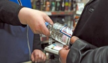 В российской деревне первому избирателю на участке подарили бутылку водки
