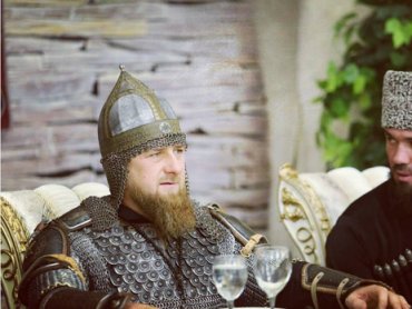 Кадыров в кольчуге, с копьем и мечем принимал чеченских женщин