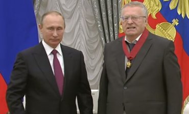 Получив медаль от Путина, Жириновский спел «Боже, царя храни!»