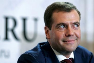 Медведев призвал россиян самим спасать экономику России