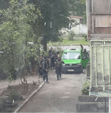 Полиция штурмует квартиру убийцы полицейских в Днепре