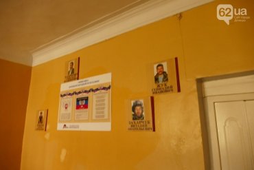 По приказу «минобразования» в школах «ДНР» повесили портреты «Мотороллы» и Захарченко