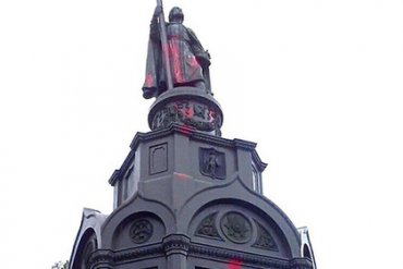 В Киеве облили краской памятник крестителю Руси