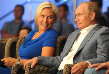 Почему Путин так сильно боится женщин?