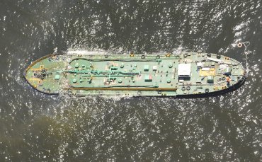 У берегов Японии тонет танкер с щелочью