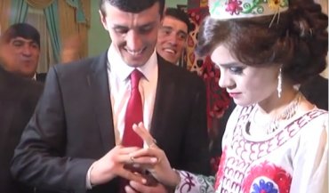 В Таджикистане за стихи в честь президента сельский учитель получил жену