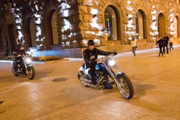 Виталий Кличко гоняет на мотоцикле по ночному Киеву