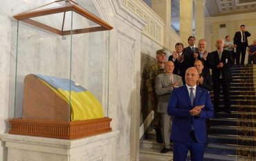 В Раде на перенос флага Украины с одного этажа на другой потратили 1,3 миллиона