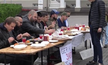 В Вильнюсе националисты устроили застолье возле участников голодовки