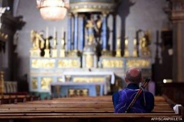 Во Франции святую воду в церковной купели заменили коньяком