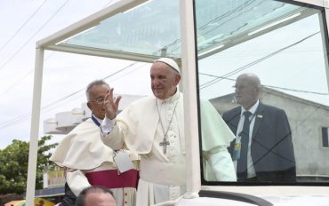 Папа Франциск пострадал а «папамобиле»