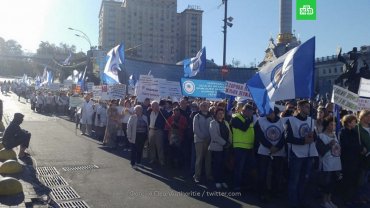 Тысячи медиков вышли на митинг в центре Киева – полиция перекрывает улицы