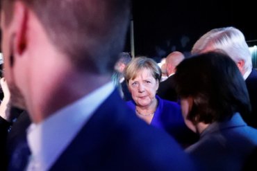 Старушка с зонтом напала на Меркель