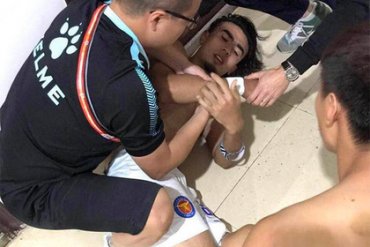 В Китае охранники дубинками избили игроков футбольной команды