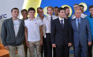 Школьник пришел на встречу к Путину в майке «Навальный 2018»