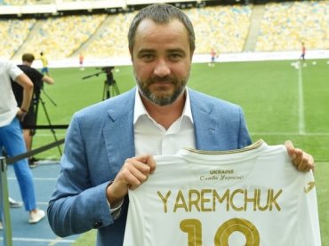 Сборная по футболу получила новую форму с лозунгом «Слава Украине»