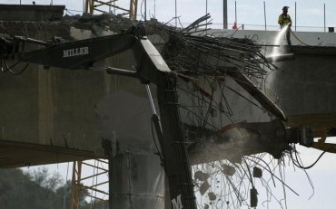 Керченский мост закрыли после столкновения с плавучим краном