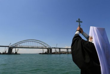 Появились кадры столкновения крана с Крымским мостом