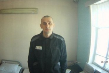Тюремщики пытаются заставить Сенцова прекратить голодовку