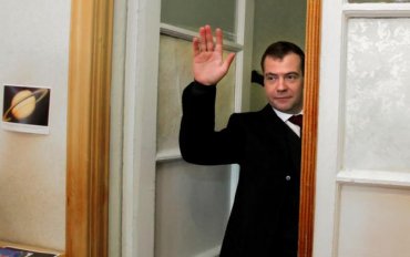 В любых непонятных ситуациях Медведев исчезает