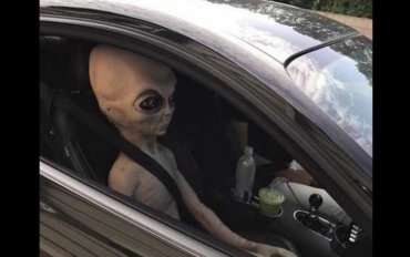 Инопланетянин с Нибиру живет в Огайо и не стесняется показываться на людях