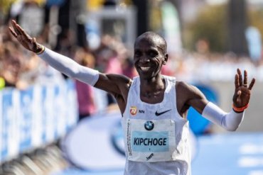 Кениец Кипчоге обновил мировой рекорд в марафоне