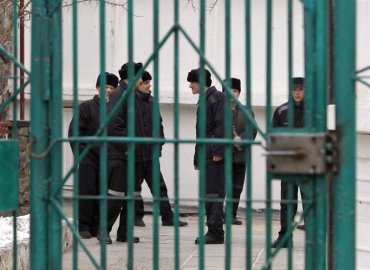 В харьковской тюрьме заключенный почти насквозь проткнул заточкой другого осужденного