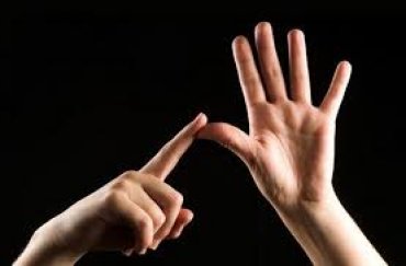 Каждая школа Украины получит «звездную азбуку» для изучения жестового языка