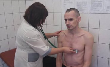Тюремщики показали фото Сенцова из больницы