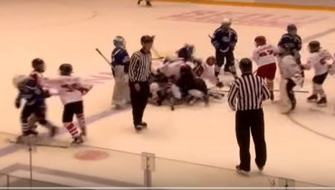 Хоккейный матч детских команд в Саратове закончился массовой дракой