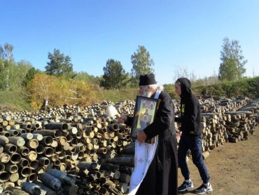 В Ачинске после взрывов снарядов воинские склады окропили святой водой