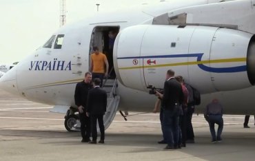 Обмен произошел: самолет с освобожденными украинцами сел в Киеве
