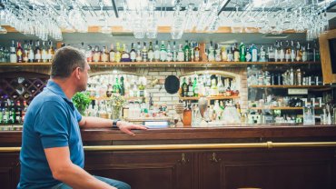 В российских барах и кафе запретят продавать алкоголь