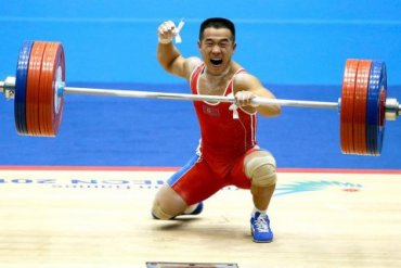 На ЧМ по тяжелой атлетике штангист из КНДР установил два мировых рекорда