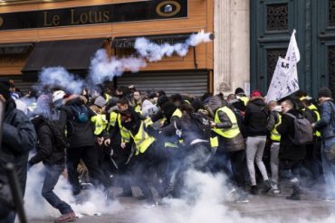 В Париже задержали более 100 участников акции «желтых жилетов»