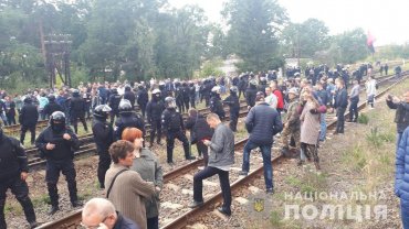 Во Львовской области активисты блокируют вагоны с российским углем