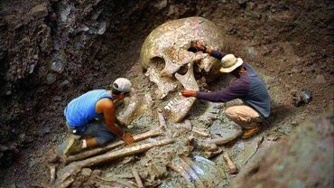 Археологи нашли скелет великана: видео