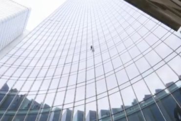 «Человек-паук» взобрался на небоскреб в Германии