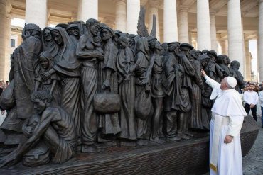 Папа Франциск открыл в Ватикане памятник мигрантам