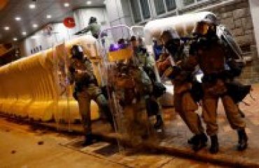 Полиция Гонконга впервые применила боевые патроны во время митинга