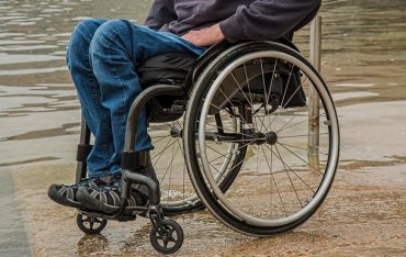 Надбавки на уход для людей с инвалидностью с детства повысят вдвое