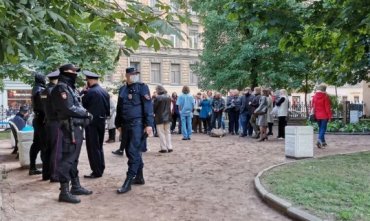 Полиция разогнала жителей Петербурга, которые пришли на открытие памятника собаке