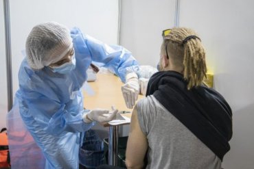 Большинство украинцев не планируют делать прививки против коронавируса
