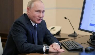 СМИ заметили, что часы Путина отстают на неделю